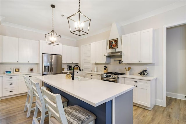 kitchen featuring a sink, appliances with stainless steel finishes, a notable chandelier, and tasteful backsplash