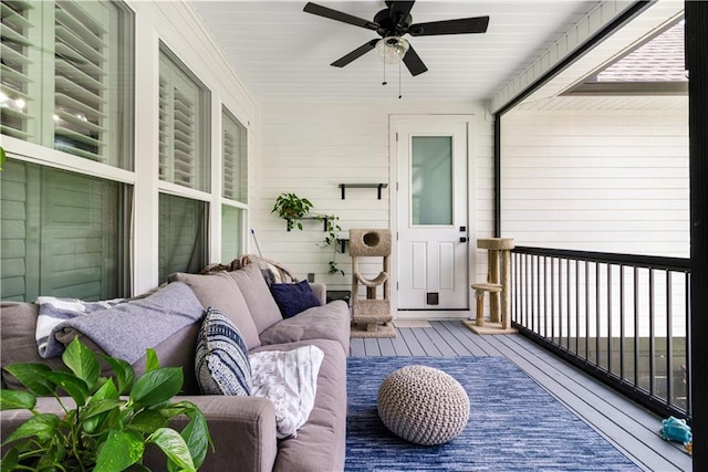 sunroom with ceiling fan