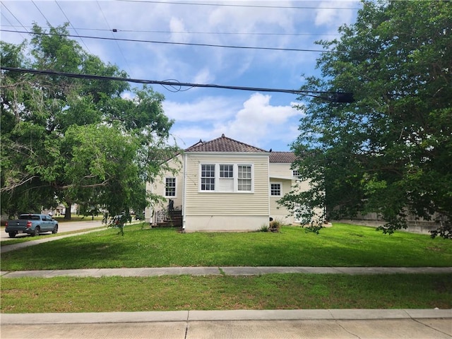 6417 Fleur De Lis Dr, New Orleans, LA 70124 - view of front facade with a front yard