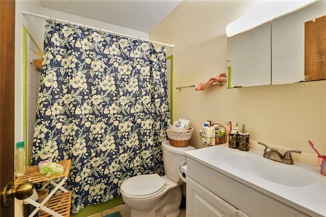 full bathroom featuring toilet, curtained shower, and vanity