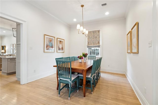 dining space featuring crown molding, light wood-style floors, a chandelier, baseboards, and recessed lighting