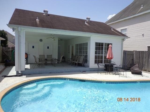 1001 W Chateau Lafitte Dr, Kenner, LA 70065 - view of swimming pool with a patio, outdoor dining space, and ceiling fan