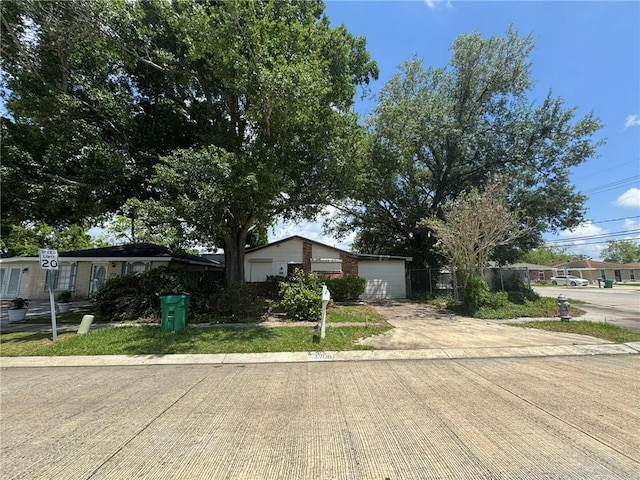 view of front facade featuring fence and a garage