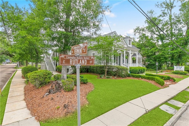 view of front of property featuring a front yard