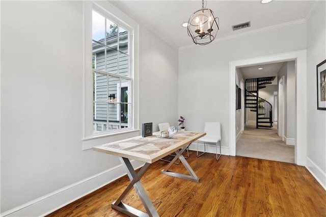 dining space with ornamental molding, baseboards, and visible vents
