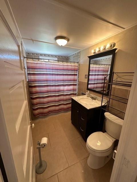 526 Bellecastle St, New Orleans, LA 70115 - full bath with tile patterned floors, toilet, vanity, and a shower with curtain