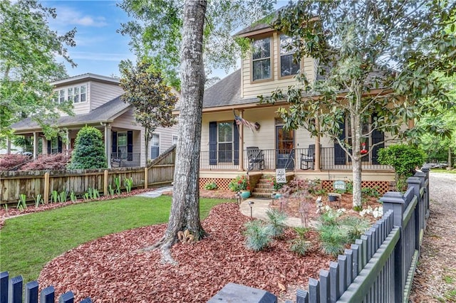 929 W 17th Ave, Covington, LA 70433 - view of front of property featuring a porch, a front lawn, and fence
