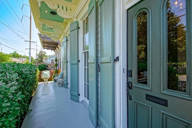 doorway to property with covered porch