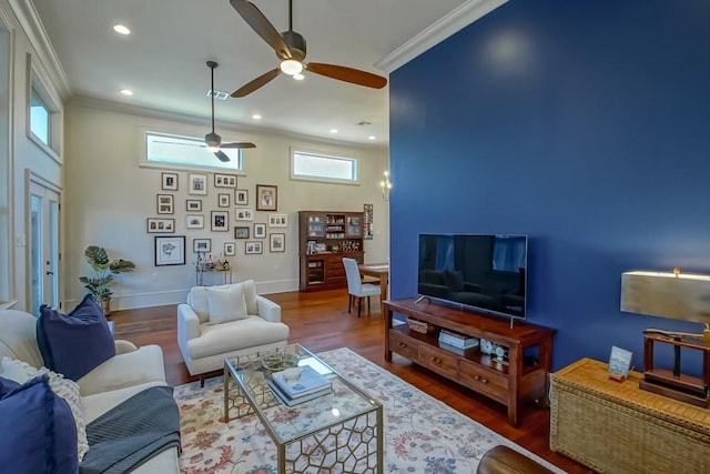 living area with crown molding, wood finished floors, ceiling fan, recessed lighting, and baseboards
