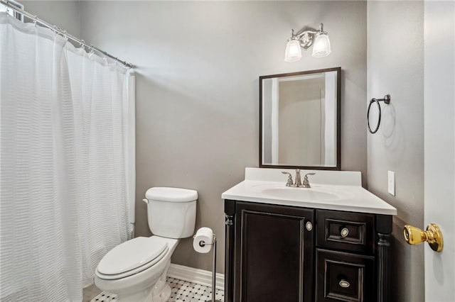 full bathroom featuring toilet, vanity, baseboards, and a shower with curtain