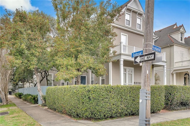 view of front of property featuring a balcony