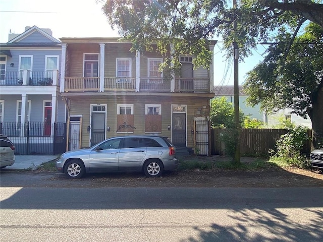 122628 Carondelet St, New Orleans, LA 70130 - townhome / multi-family property with fence