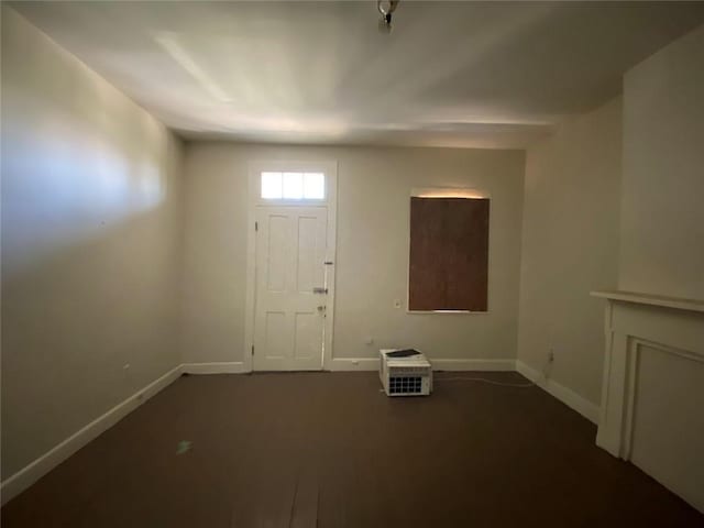 122628 Carondelet St, New Orleans, LA 70130 - entrance foyer with baseboards
