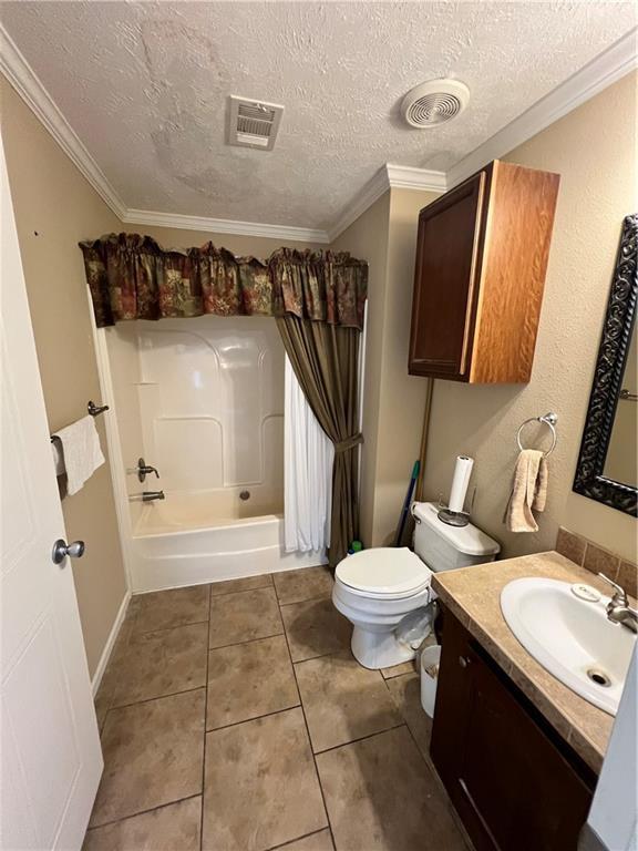 119 Carr Dr, Slidell, LA 70458 - full bathroom featuring toilet, visible vents, ornamental molding, and shower / tub combo with curtain