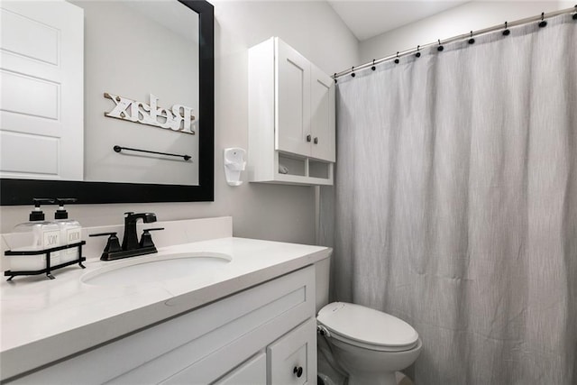 full bath with toilet, vanity, and curtained shower