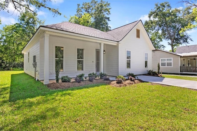 309 W 27th Ave, Covington, LA 70433 - bungalow-style home featuring a shingled roof and a front lawn