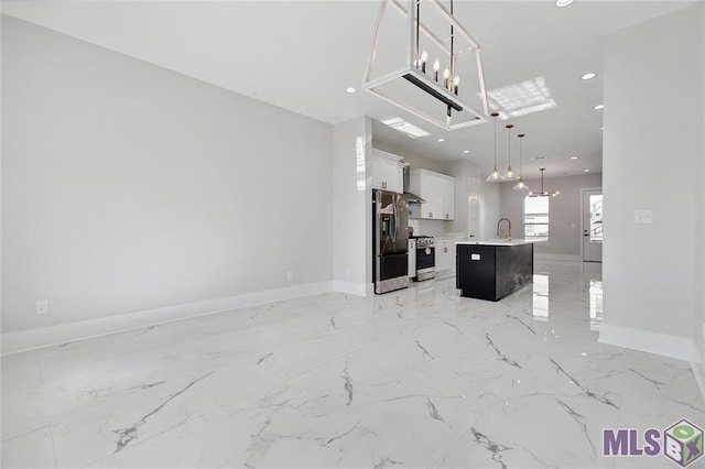 interior space featuring baseboards, an inviting chandelier, recessed lighting, and a sink