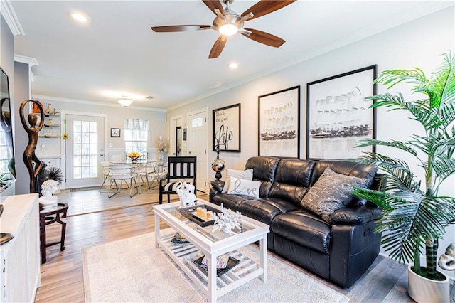 living room featuring light wood-style floors, ornamental molding, a ceiling fan, and recessed lighting