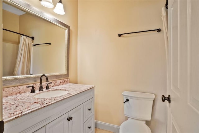 717 Tunica Bnd, Covington, LA 70433 - full bath with vanity, toilet, baseboards, and curtained shower