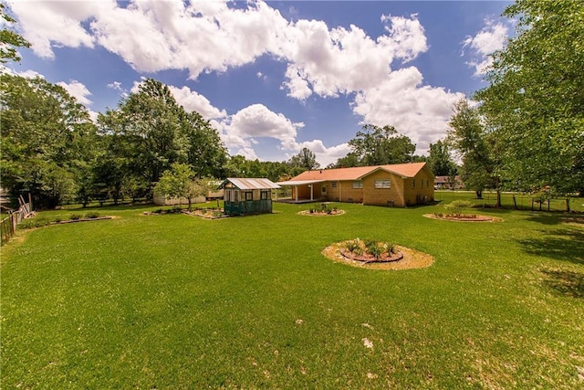 view of yard with an outdoor structure