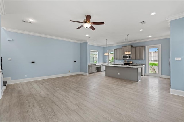unfurnished living room featuring ceiling fan, recessed lighting, baseboards, light wood-style flooring, and ornamental molding