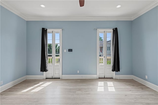 empty room featuring crown molding, light wood-style floors, ceiling fan, baseboards, and recessed lighting