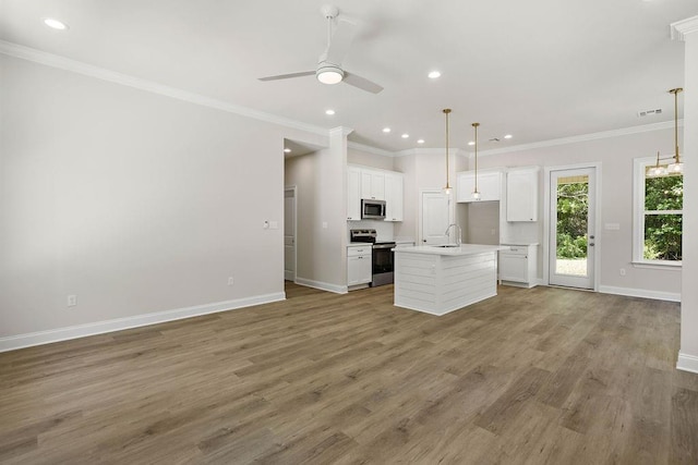 2441 Dupard St, Mandeville, LA 70448 - kitchen featuring appliances with stainless steel finishes, open floor plan, a sink, baseboards, and recessed lighting