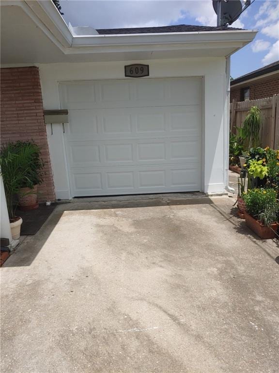 609 N Starrett Rd, Metairie, LA 70003 - garage with concrete driveway