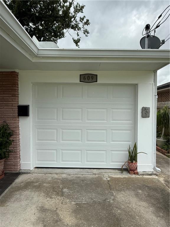 609 N Starrett Rd, Metairie, LA 70003 - garage with driveway