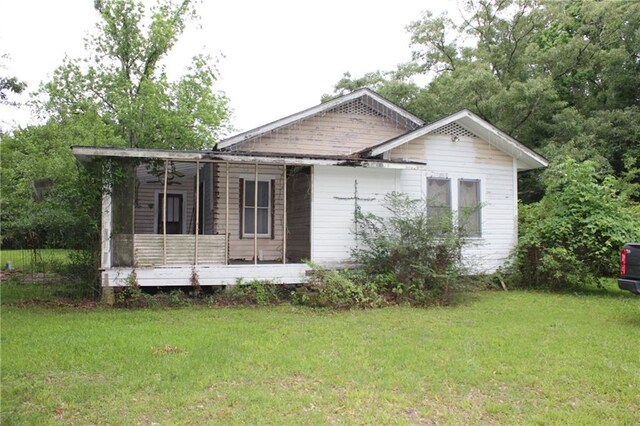 21508 Weinberger Rd, Ponchatoula, LA 70454 - view of front of home with covered porch and a front lawn