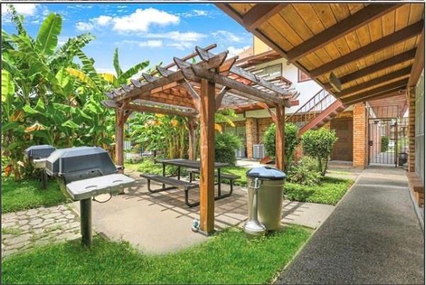 2305 Cleary Ave Unit 106, Metairie, LA 70001 - view of home's community featuring a pergola and a patio area