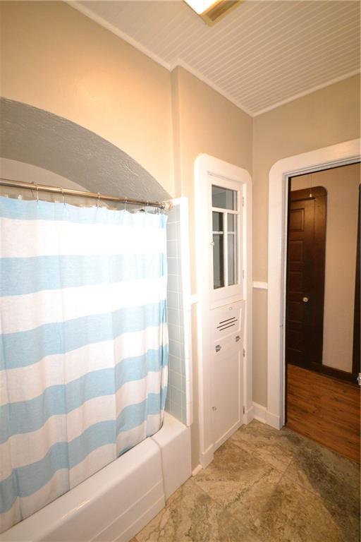bathroom with shower / tub combo