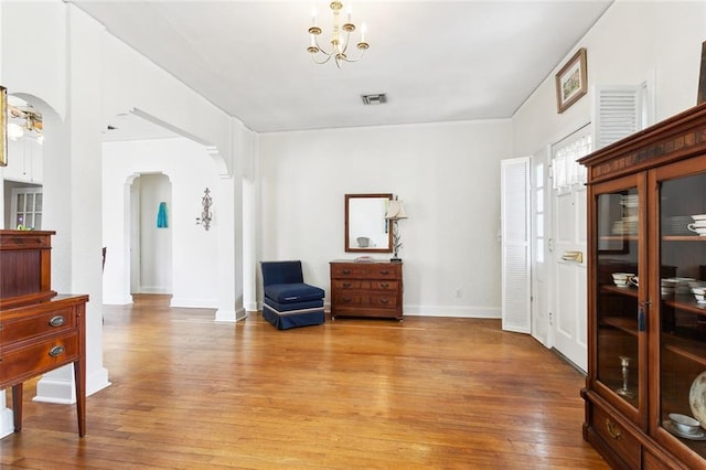 403 Athania Pkwy, Metairie, LA 70001 - foyer featuring arched walkways, light wood-style flooring, a chandelier, and baseboards