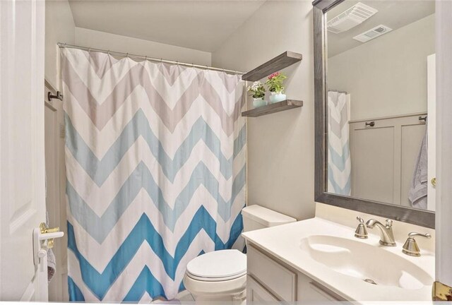 700 Kent Ave, Metairie, LA 70001 - full bath featuring toilet, vanity, and a shower with shower curtain