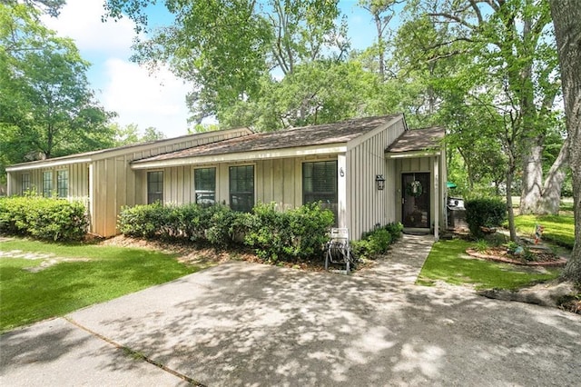 view of front of property featuring board and batten siding and a front lawn
