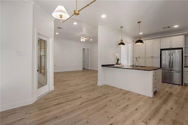 212 Highland Oak N, Madisonville, LA 70447 - kitchen featuring freestanding refrigerator, ornamental molding, dark countertops, a sink, and ceiling fan