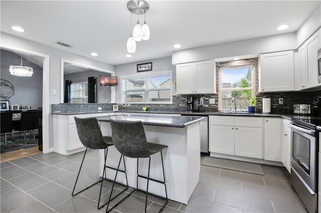 126 Silverwood Dr, Slidell, LA 70461 - kitchen featuring stainless steel appliances, plenty of natural light, a sink, backsplash, and recessed lighting
