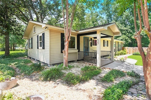 527 S Filmore St, Covington, LA 70433 - bungalow-style house with a porch and fence