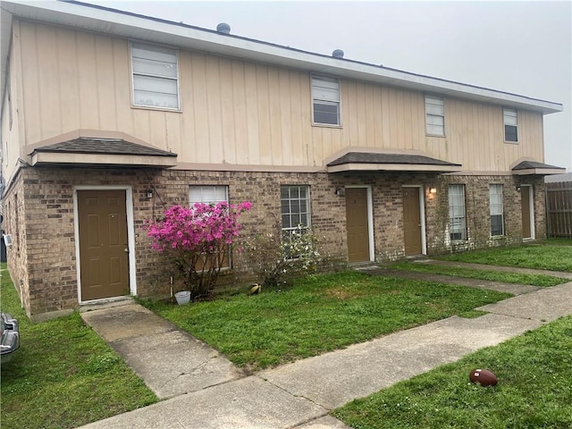 532 Evangeline Ct, La Place, LA 70068 - multi unit property with a front lawn and brick siding