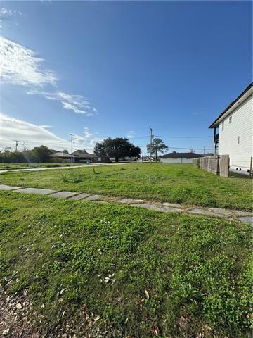 700 Cougar Dr, Arabi, LA 70032