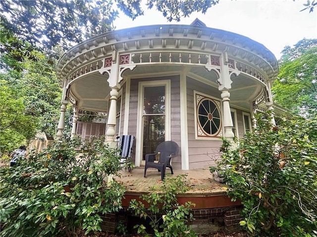 property entrance featuring a porch