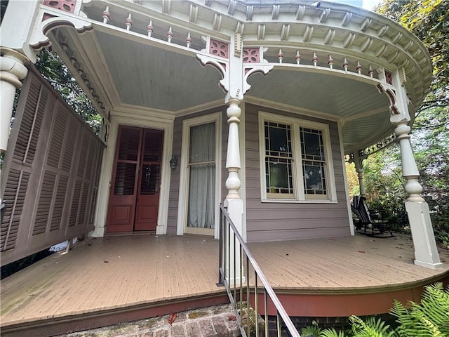 entrance to property featuring a porch