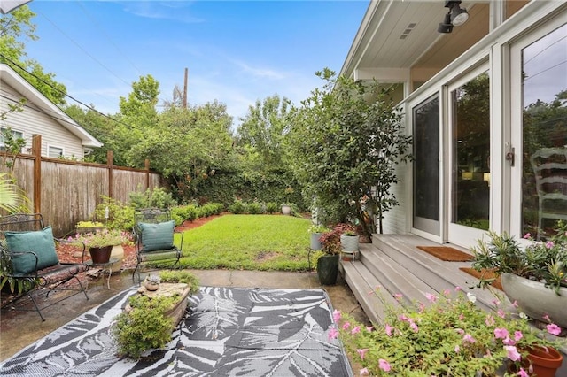 view of yard featuring a patio area
