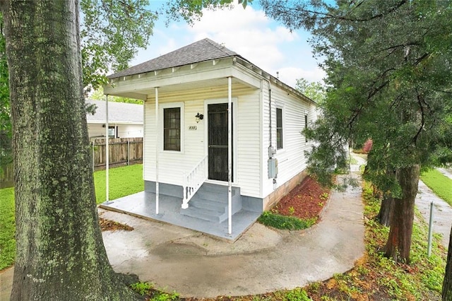 838 Jefferson St, Gretna, LA 70053 - view of front facade featuring a shingled roof