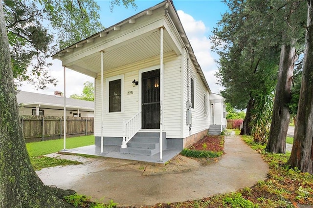 838 Jefferson St, Gretna, LA 70053 - view of front of home featuring entry steps and fence
