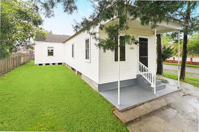 838 Jefferson St, Gretna, LA 70053 - rear view of house featuring entry steps