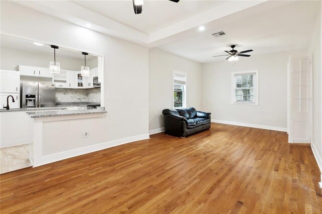 838 Jefferson St, Gretna, LA 70053 - living area with ceiling fan, light wood-type flooring, baseboards, and recessed lighting