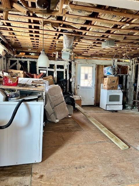miscellaneous room featuring washing machine and dryer