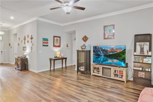 living room featuring crown molding, a ceiling fan, wood finished floors, recessed lighting, and baseboards