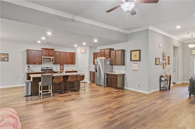 living area with a ceiling fan, baseboards, light wood-style floors, ornamental molding, and recessed lighting